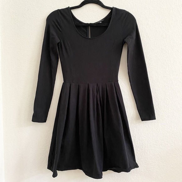 Aritzia Talula Womens Mini Dress X Small Black Long Sleeve Knit TShirt Pleated - Picture 1 of 7